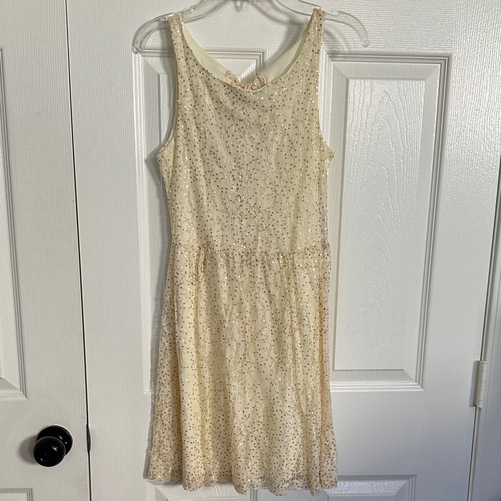 Women’s/Juniors Elegant Cream Sleeveless Dress